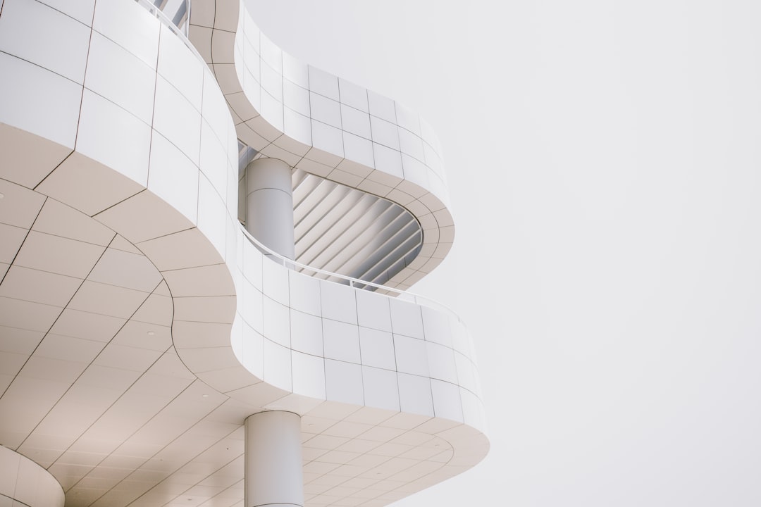 Fotografia de arhitectură: Evitarea distorsiunilor liniilor verticale