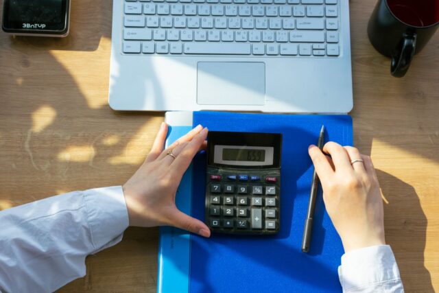Aparat foto și calculator pe un birou, pentru calculul tarifului unei ședințe
